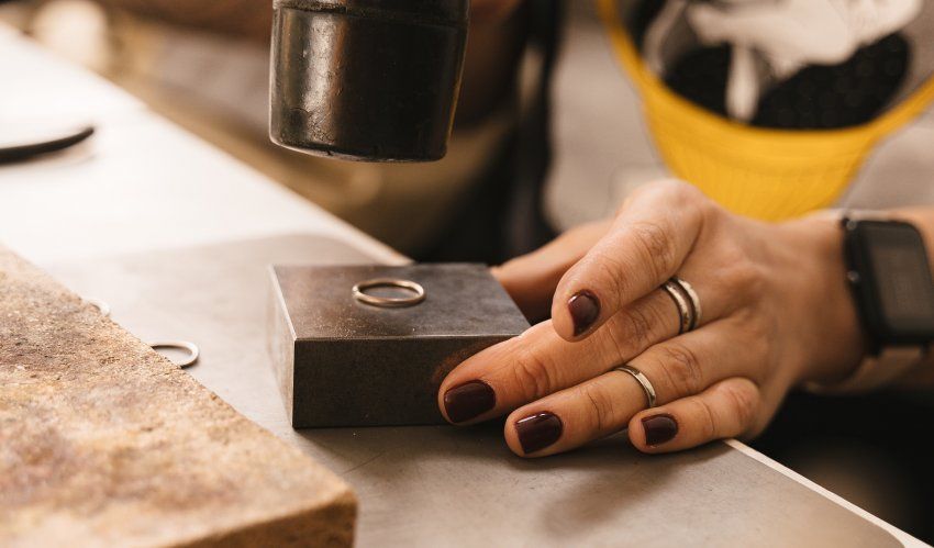 Conoce el proceso de grabado de joyas en Ámbar